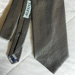 Men’s Alfani 100% silk tie silver